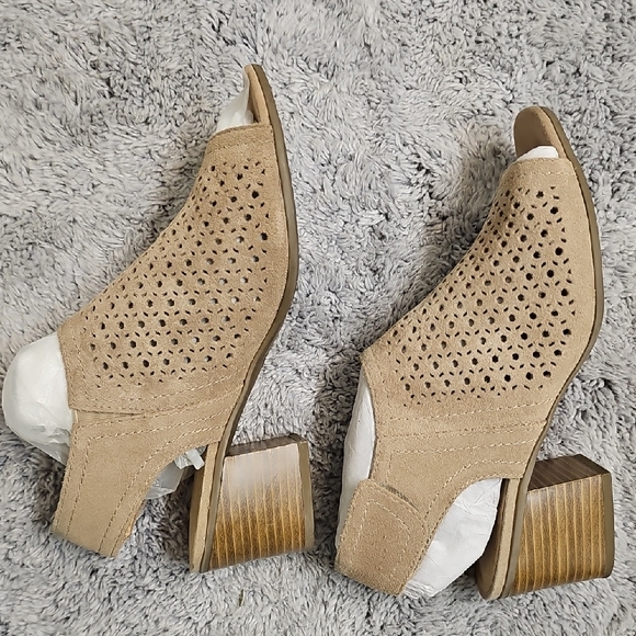 Elegant Tan Peep-Toe Mules - Picture 5 of 7